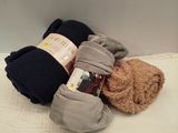 un ours en peluche allongé sur un lit
