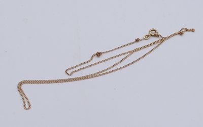 gros plan d'un collier en or avec une chaîne sur fond blanc