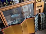 plusieurs meubles sont empilés dans une pièce