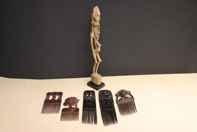 plusieurs mèches de cheveux sont posées sur une table, à côté d'une statue