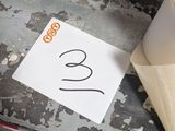un rouleau de papier toilette par terre, à côté d'un autre rouleau de papier toilette