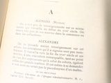un livre ouvert sur lequel figure une image en noir et blanc
