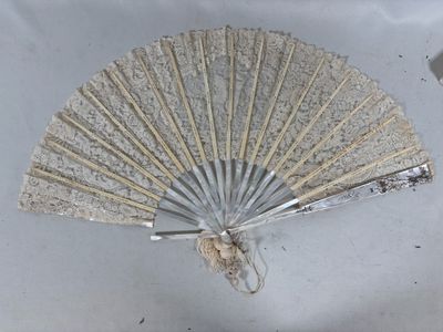 un ventilateur posé sur une table à côté d'une bouteille