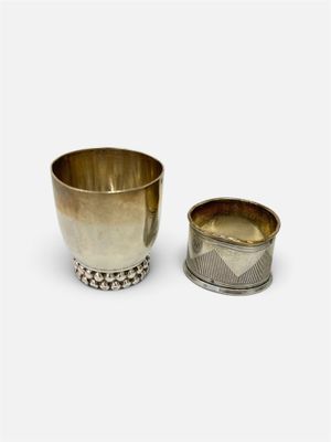 une paire de coupes en argent et une coupe en argent sur fond blanc