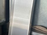 une porte en acier inoxydable appuyée contre le mur