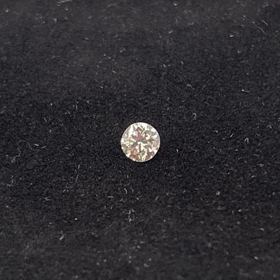 Diamant sur papier taillé en brillant de 0,25 carat.