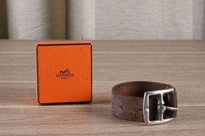 HERMES Bracelet étrivière en cuir marron à surpiqures beige,…