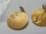 deux médaillons en or représentant un homme et une femme, ornés de fleurs