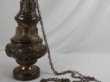 lampe à huile en laiton ancien avec chaîne et clé, sur fond blanc