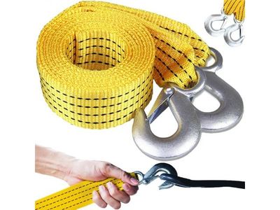 sangle de remorquage jaune avec deux crochets et une paire de crochets