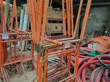 un gros tas de tuyaux dans un bâtiment