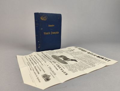 un livre bleu posé sur une table, à côté d'une feuille de papier
