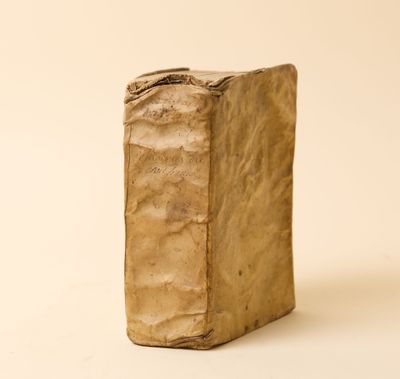 une feuille de papier posée sur une table
