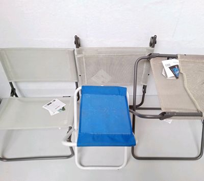 Lot de mobilier contenant 2 chaises basses, 2 tabourets/repo…