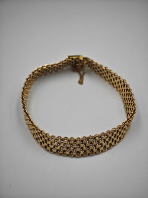 un bracelet à chaîne en or avec un fermoir sur fond blanc