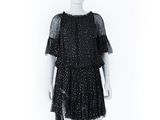 une robe de mannequin à pois noirs