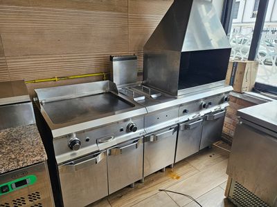 une cuisine équipée d'une cuisinière, d'un four et d'un évier