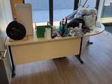 un bureau encombré, près d'une fenêtre