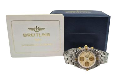 un gros plan d'une montre dans un coffret, avec un autre coffret en arrière-plan
