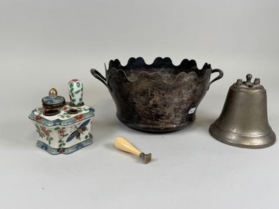 Lot comprenant : - une jardinière ou verrière en métal argen… - Photo 1