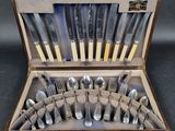 un coffret en bois contenant de l'argenterie sur une table
