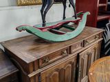 une table en bois sur laquelle est posé un cheval à bascule
