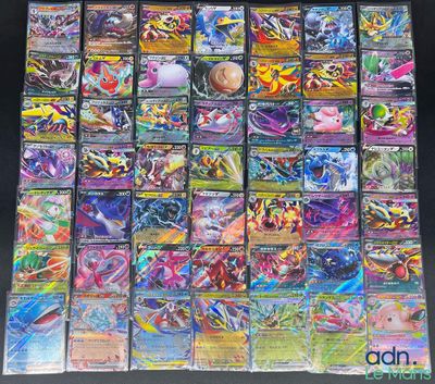 une grande collection de cartes Pokémon posée sur une table