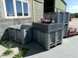 de nombreuses caisses posées devant un bâtiment, avec un camion en arrière-plan