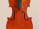un vieux violon avec un archet accroché à son dos