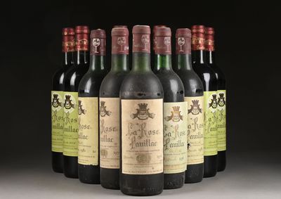 plusieurs bouteilles de vin sont alignées dans une rangée