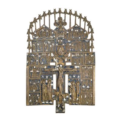 une image représentant une croix métallique surmontée d'un crucifix