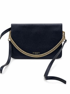 un sac à bandoulière noir avec une bandoulière en chaîne