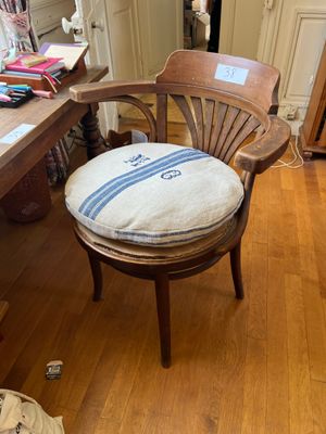 une chaise munie d'un coussin, dans une pièce