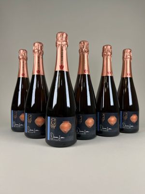 six bouteilles de champagne alignées sur une table