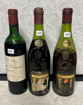 trois bouteilles de vin sont alignées sur un plan de travail