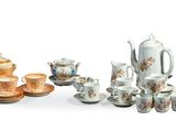 de nombreux types de théières et de soucoupes sur la table