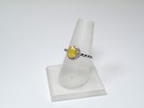 Bague en saphir jaune et diamants montée sur une monture blanche