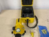 une boîte jaune et noire contenant des outils, posée sur une table