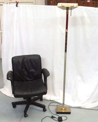 une chaise placée devant un rideau blanc