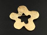 un gros plan d'une fleur en métal sur une surface noire