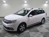 la photo d'une voiture blanche garée dans un garage