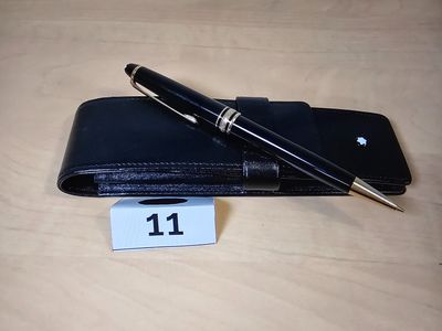 un stylo et un portefeuille posés sur une table