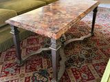 une table basse avec un plateau en marbre posée sur un tapis dans un salon