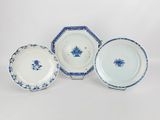 trois assiettes bleues et blanches à motifs sur une surface blanche
