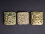 trois types de lingots d'or différents sur une surface noire