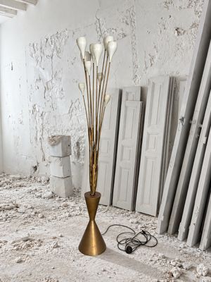 une photo d'un lampadaire au milieu d'une pièce
