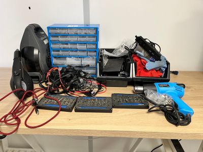 un bureau sur lequel se trouvent un clavier, une souris et d'autres appareils électroniques