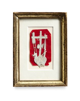 découpage en papier rouge et blanc représentant un coq et une croix sur fond rouge