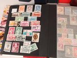 de nombreux timbres différents sur la couverture d'un livre