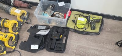 un grand nombre d'outils posés sur le sol